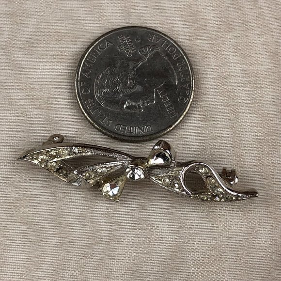 Vintage Silver Tone Faux Diamond Bow Brooch Glamcore Sparkly Old Money Quiet Lux - Picture 6 of 6